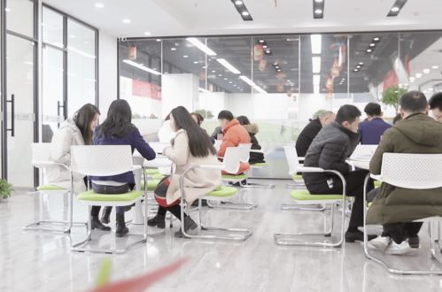 包汏人助贷平台 践行普惠金融 我们一直在努力 极速助贷 费用透明